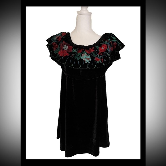 Umgee USA Off Shoulder Black Velvet With Embroidered Detail S NWT - Picture 3 of 7